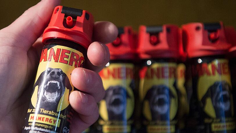 Gerade beim Pfefferspray verzeichnet der Fachhandel in jüngster Zeit eine massive Umsatzsteigerung. Gerade beim Pfefferspray verzeichnet der Fachhandel in jüngster Zeit eine massive Umsatzsteigerung.