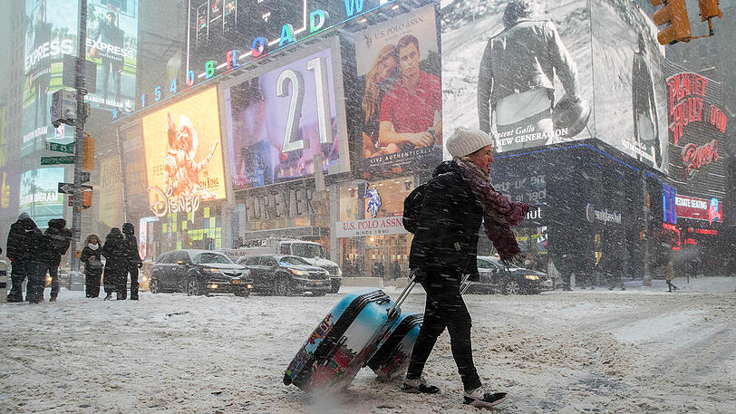 In New York liegt nicht nur am Time Square zentimeterhoch der Schnee.