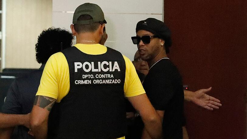 Der ehemalige brasilianische Fussballstar Ronaldinho (r) trifft in Paraguays Staatsanwaltschaft in Asuncion ein. Lokalen Nachrichten zufolge wird Ronaldinho vorgeworfen, mit einem gefälschten paraguayischen Reisepass ins Land gekommen zu sein.