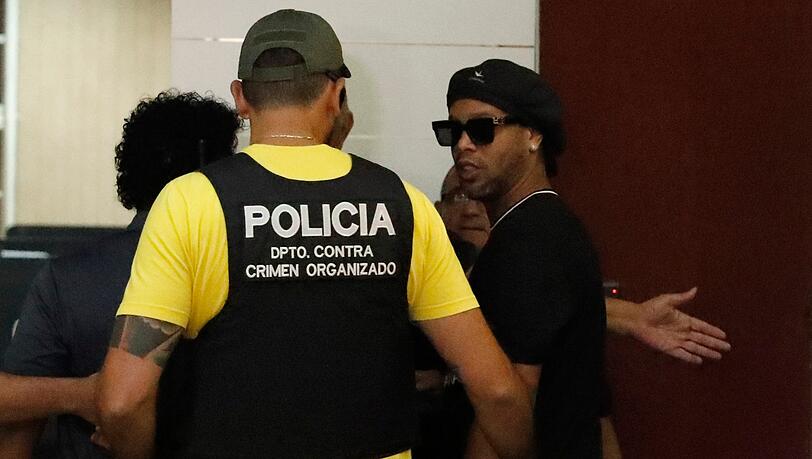 Der ehemalige brasilianische Fussballstar Ronaldinho (r) trifft in Paraguays Staatsanwaltschaft in Asuncion ein. Lokalen Nachrichten zufolge wird Ronaldinho vorgeworfen, mit einem gefälschten paraguayischen Reisepass ins Land gekommen zu sein. Der ehemalige brasilianische Fussballstar Ronaldinho (r) trifft in Paraguays Staatsanwaltschaft in Asuncion ein. Lokalen Nachrichten zufolge wird Ronaldinho vorgeworfen, mit einem gefälschten paraguayischen Reisepass ins Land gekommen zu sein.