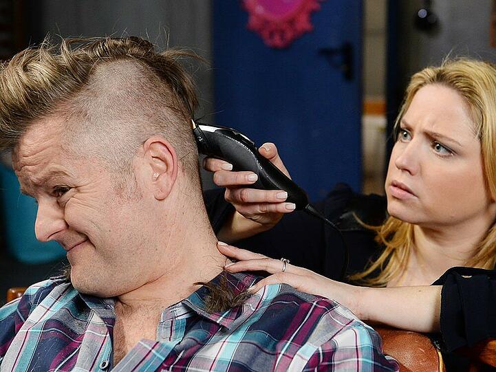 Bea rasiert Ingo bei "GZSZ" die Haare ab