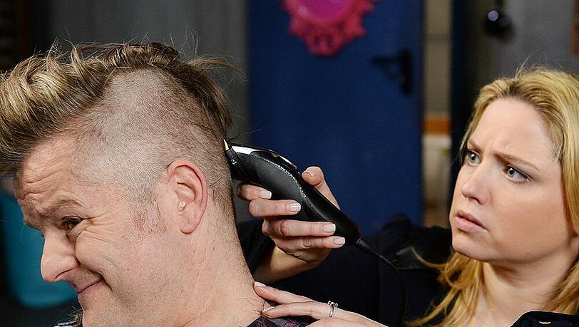 Bea rasiert Ingo bei "GZSZ" die Haare ab Bea rasiert Ingo bei "GZSZ" die Haare ab