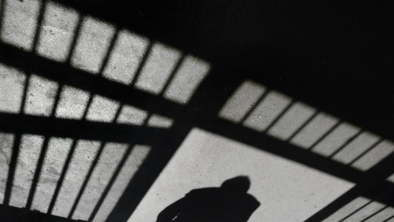Der Schattenriss eines Mannes ist in der Justizvollzugsanstalt in einer Tür zu sehen. Foto: Felix Kästle/Archiv Der Schattenriss eines Mannes ist in der Justizvollzugsanstalt in einer Tür zu sehen. Foto: Felix Kästle/Archiv