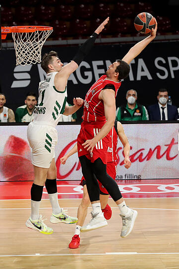 So wollen ihn die Basketballer des FC Bayern möglichst bald wieder sehen: Paul Zipser (r.) in Aktion beim Dunking.