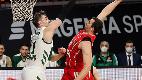 So wollen ihn die Basketballer des FC Bayern möglichst bald wieder sehen: Paul Zipser (r.) in Aktion beim Dunking.