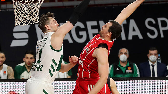 So wollen ihn die Basketballer des FC Bayern möglichst bald wieder sehen: Paul Zipser (r.) in Aktion beim Dunking.