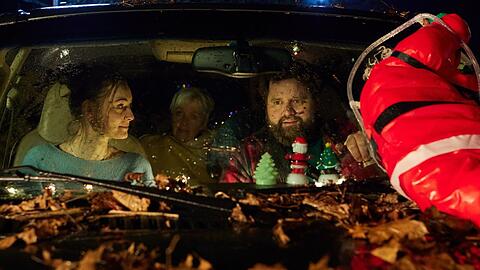 "Stille Nacht, raue Nacht": Liane (Maria Ehrich) und Hinnerk (Antoine Monot) flüchten mit ihren Gästen ins Auto.