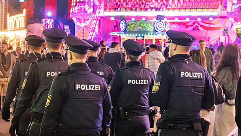 Poliztisten auf Rundgang auf der Wiesn,