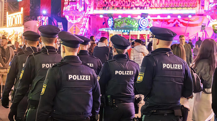 Poliztisten auf Rundgang auf der Wiesn,