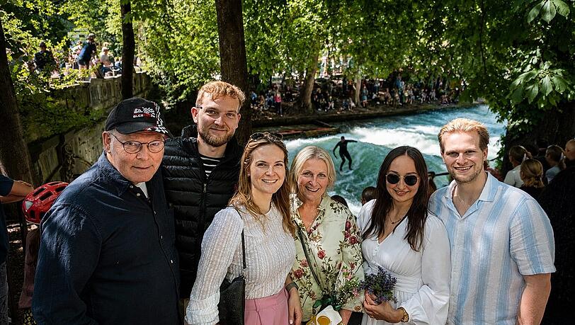 Monika Vogt (4.v.l.) wird zum Muttertag von ihrer Familie &uuml;berrascht &ndash; mit einem Ausflug zur Eisbachwelle: &bdquo;So sch&ouml;n, endlich wieder den Surfern zuzuschauen.&ldquo;