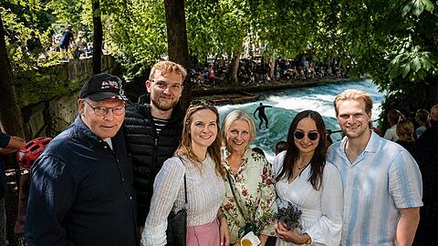 Monika Vogt (4.v.l.) wird zum Muttertag von ihrer Familie &uuml;berrascht &ndash; mit einem Ausflug zur Eisbachwelle: &bdquo;So sch&ouml;n, endlich wieder den Surfern zuzuschauen.&ldquo;