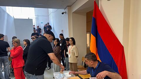 Bei der Parlamentsswahl in Armenien geht es um den au&szlig;enpolitischen Kurs des Landes, das zwischen Russland und dem Westen laviert.