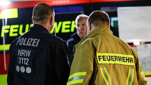 Es sind weiterhin Hunderte Kr&auml;fte im Einsatz.