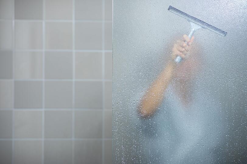 Anschließend sollte möglichst alles Wasser von den Oberflächen entfernt werden. Das geht am besten unter Zuhilfenahme eines Abziehers. Hinterher sollte auch das Gerät gründlich abgetrocknet werden. Anschließend sollte möglichst alles Wasser von den Oberflächen entfernt werden. Das geht am besten unter Zuhilfenahme eines Abziehers. Hinterher sollte auch das Gerät gründlich abgetrocknet werden.