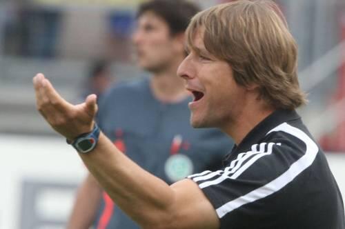 Stop! Club-Trainer Michael Oenning schiebt weiteren Neuzugängen wie Ebi Smolarek (l.) einen Riegel vor.