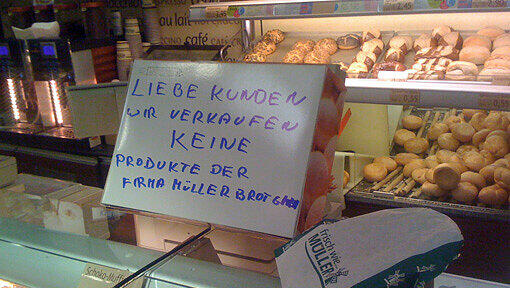 „KEINE Produkte“ von Müller-Brot: So versucht ein Ladenbetreiber, Kunden zurückzugewinnen. „KEINE Produkte“ von Müller-Brot: So versucht ein Ladenbetreiber, Kunden zurückzugewinnen.