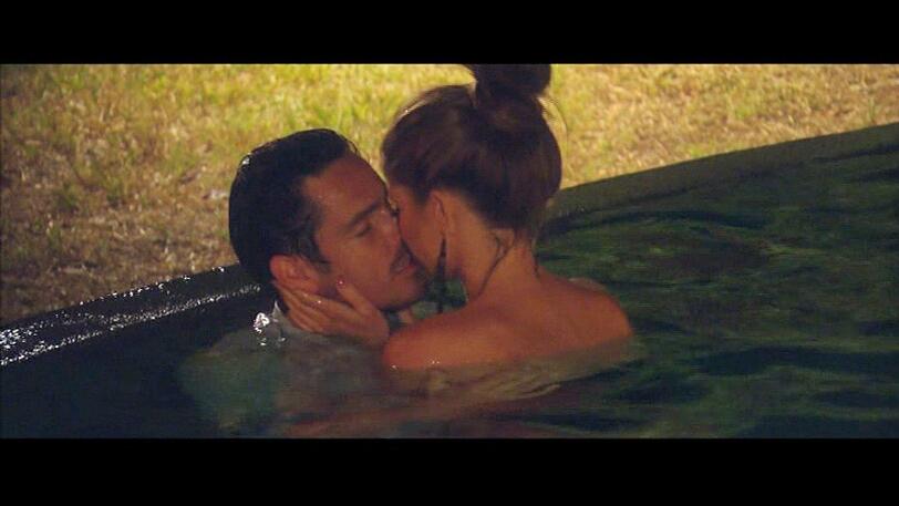 Auch Alissa angelt sich den Bachelor zum Knutschdate und zieht ihn in den Pool.