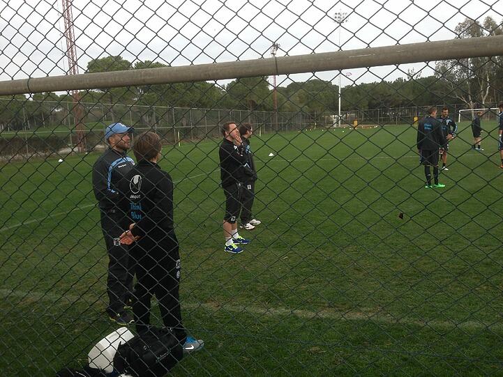 Die Löwen beim zweiten Training am Mittwoch. Außerdem das Mannschaftshotel des TSV 1860 in Belek