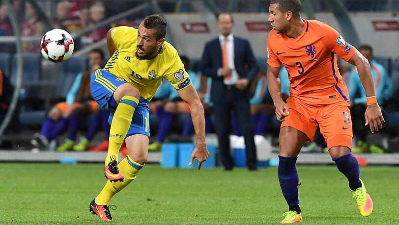 Emir Kujovic (links) im WM-Qualifikationsspiel der schwedischen Nationalelf gegen die Niederlande. Emir Kujovic (links) im WM-Qualifikationsspiel der schwedischen Nationalelf gegen die Niederlande.