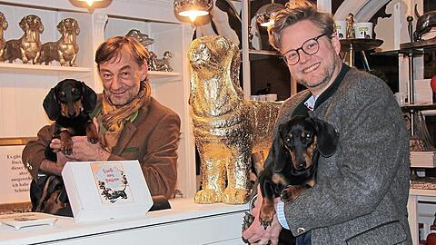Klein-Seppi (l.) und Moni mit ihren Herrchen, den Machern des Dackelmuseums, Seppi Küblbeck (l.) und Oliver Storz.