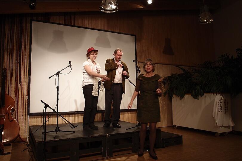 Künstlerin und Projektleiterin Katharina Schweißguth stellt ihr Poesie-Projekt und Poeten vor, SWW Thomas Schwarz,Isarschiffer,Katharina Schweißguth,Beate Himmelstoß und BI Mehr Platz zum Leben freuen sich über die erfolgreiche Veranstaltung!