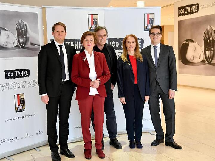 Das Team der Salzburger Festspiele um Florian Wiegand (l-r), Konzertchef, Helga Rabl-Stadler, Festspielpräsidentin, Markus Hinterhäuser, Intendant, Bettina Hering, Schauspiel-Leiterin, Lukas Crepaz, kaufmännischer Direktor.