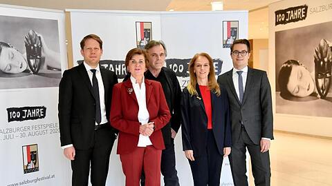 Das Team der Salzburger Festspiele um Florian Wiegand (l-r), Konzertchef, Helga Rabl-Stadler, Festspielpräsidentin, Markus Hinterhäuser, Intendant, Bettina Hering, Schauspiel-Leiterin, Lukas Crepaz, kaufmännischer Direktor.