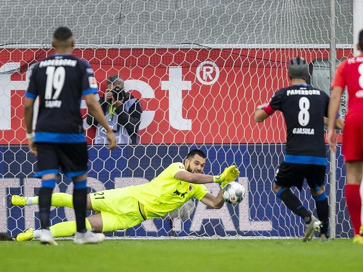 FCA-Keeper Tomas Koubek hatte mit seinem gehaltenen Elfmeter großen Anteil am Augsburger Sieg in Paderborn.