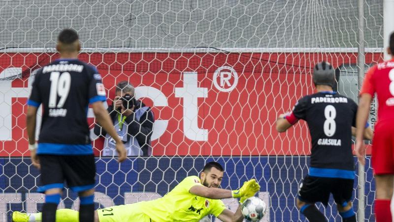 FCA-Keeper Tomas Koubek hatte mit seinem gehaltenen Elfmeter großen Anteil am Augsburger Sieg in Paderborn. FCA-Keeper Tomas Koubek hatte mit seinem gehaltenen Elfmeter großen Anteil am Augsburger Sieg in Paderborn.