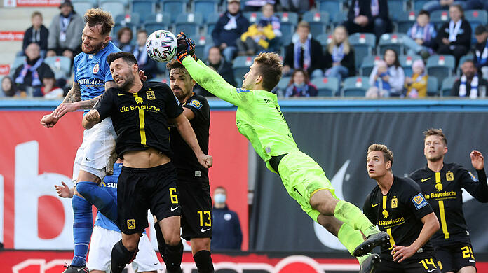 Stephan Salger (l.), Dennis Erdmann (m.) und Marco Hiller waren auch schon im Hinspiel gegen Rostock im Einsatz.