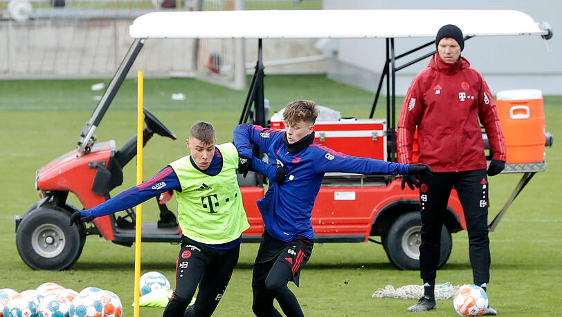Julian Nagelsmann beobachtet im Training die Bayern-Talente Gabriel Vidovic (links) und Paul Wanner. (Archivbild) Julian Nagelsmann beobachtet im Training die Bayern-Talente Gabriel Vidovic (links) und Paul Wanner. (Archivbild)