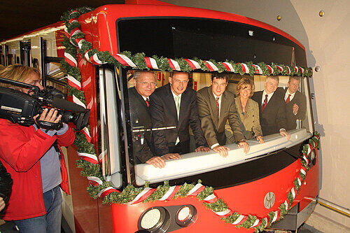 Tunnelblick: VAG-Boss Dombrowsky, Verkehrsminister Tiefensee, Europaminister Söder, Staatssekretärin Dagmar Wöhrl, Siemens-Boss Hiesinger und OB Maly (v.li.).