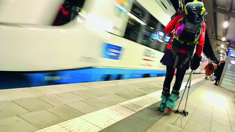 Einfach mit Skischuhen gleich in den Zug steigen. Das spart Gepäck und Zeit am Zielbahnhof. Einfach mit Skischuhen gleich in den Zug steigen. Das spart Gepäck und Zeit am Zielbahnhof.