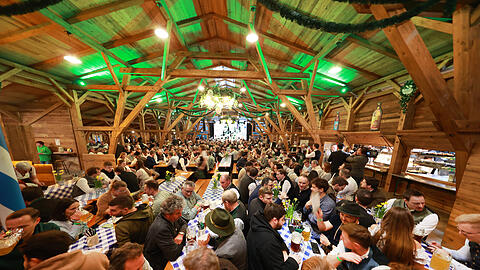 Für das Starkbierfest, vom 06.03 bis zum 23.03, hat sich die Brauerei ein eigenes Zelt gebaut. Die Starkbier-Maß gibt es für 13,90 Euro.