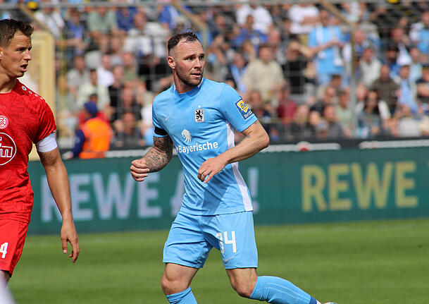 Im neuen 3-5-2-System heißt es ganz vorne: Florian Niederlechner gegen Patrick Hobsch (Bild). Im neuen 3-5-2-System heißt es ganz vorne: Florian Niederlechner gegen Patrick Hobsch (Bild).