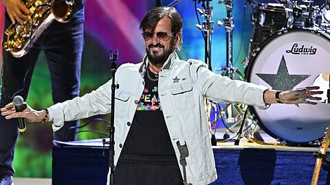 Ringo Starr im Juni 2025 auf der Bühne.