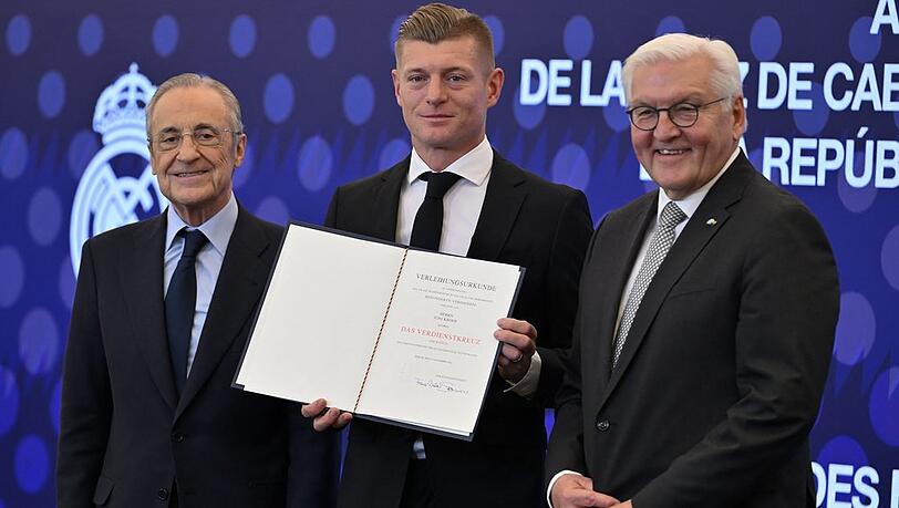 Real Madrids Präsident Florentino Pérez (li.) und Frank-Walter Steinmeier (re.) hielten Reden für Toni Kroos.