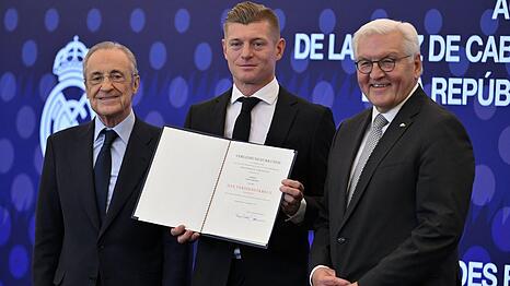 Real Madrids Präsident Florentino Pérez (li.) und Frank-Walter Steinmeier (re.) hielten Reden für Toni Kroos.
