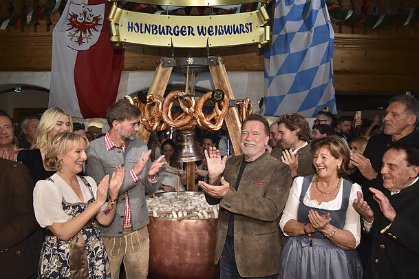Ertönt das Geläut der 400 Jahre alten Glocke im Stanglwirt, gilt die Weißwurstparty traditionell als eröffnet. Ertönt das Geläut der 400 Jahre alten Glocke im Stanglwirt, gilt die Weißwurstparty traditionell als eröffnet.