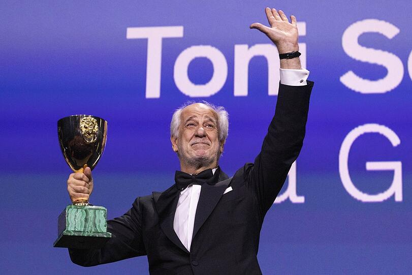 Bei der Abschlussgala der Filmfestspiele in venedig vergangenen Herbst: Toni Servillo mit der Coppa Volpi, dem Darstellerpreis.