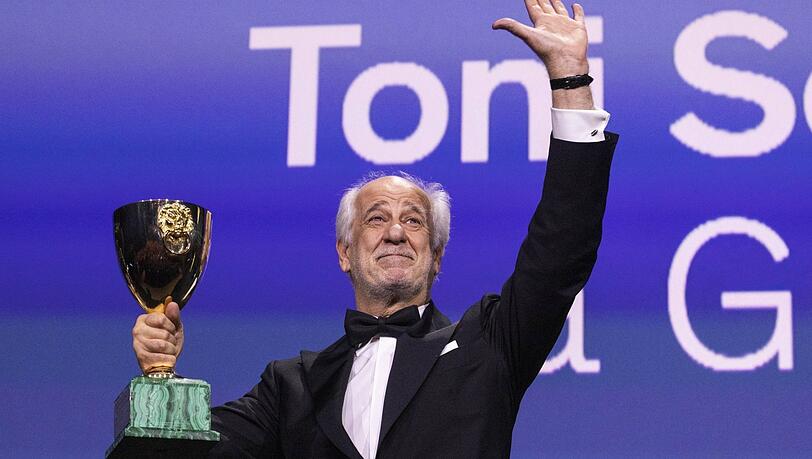 Bei der Abschlussgala der Filmfestspiele in venedig vergangenen Herbst: Toni Servillo mit der Coppa Volpi, dem Darstellerpreis.