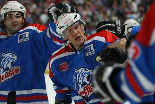 Prima gespielt, aber trotzdem verloren: Tiger-Stürmer Adrian Grygiel (Mitte) konnte sich nur kurz über sein Tor zur 2:1-Führung freuen - am Ende jubelten die Hamburg Freezers über einen 3:2-Penaltysieg.