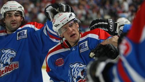 Prima gespielt, aber trotzdem verloren: Tiger-Stürmer Adrian Grygiel (Mitte) konnte sich nur kurz über sein Tor zur 2:1-Führung freuen - am Ende jubelten die Hamburg Freezers über einen 3:2-Penaltysieg.