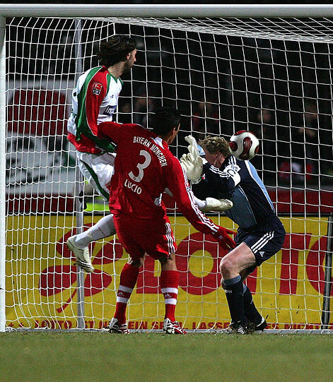 12. Spieltag: FC Augsburg - FC Bayern (04.-06.11.2011). Ein neues Derby in der Bundesliga. Auf dem Bild ein Testspiel vergangener Tage, als "der Titan" noch im Kasten aufräumt und von Lucio unterstütz wird.