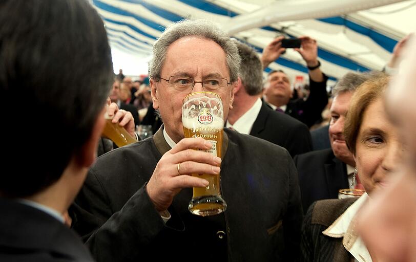 Bier und Politik - eine wundervolle Symbiose, zumindest am Aschermittwoch: Sehen Sie hier die Bilder des deftigen Polit-Klamauks mit OB Ude, Horst Seehofer, Claudia Roth und Co....