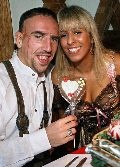 Franck Ribéry feiert mit seiner Frau Wahiba auf der Wiesn. Die beiden haben drei gemeinsame Kinder.
