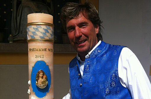 Stefan Schneider mit der Kerze der Oktoberfest-Wallfahrt.