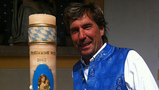 Stefan Schneider mit der Kerze der Oktoberfest-Wallfahrt. Stefan Schneider mit der Kerze der Oktoberfest-Wallfahrt.