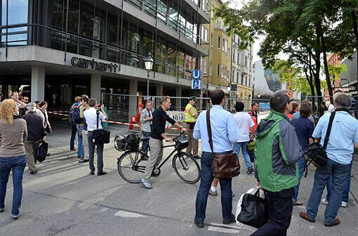 Schwabing am Tag nach der Bombensprengung: Die Spuren der Detonation sind deutlich zu erkennen. Im Laufe des Vormittags werden die Schäden an den Gebäuden der Umgebung erfasst.