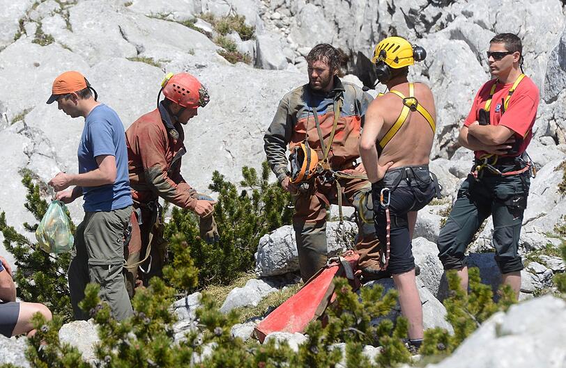 Rettungskräfte vor dem Eingang zur Riesending-Höhle.